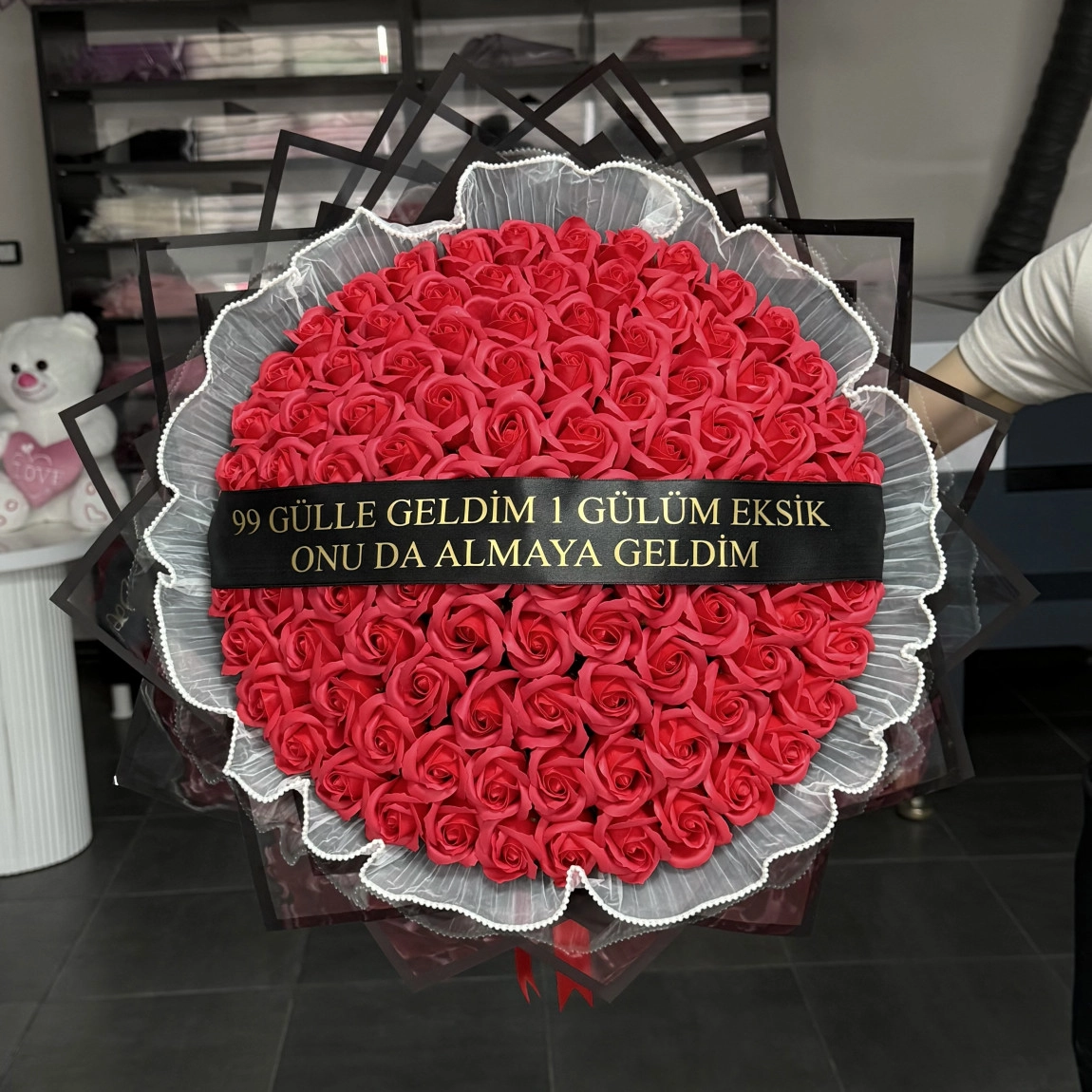 99'Lu Kırmızı (Yazılı Kurdela-İncili Tüllü)