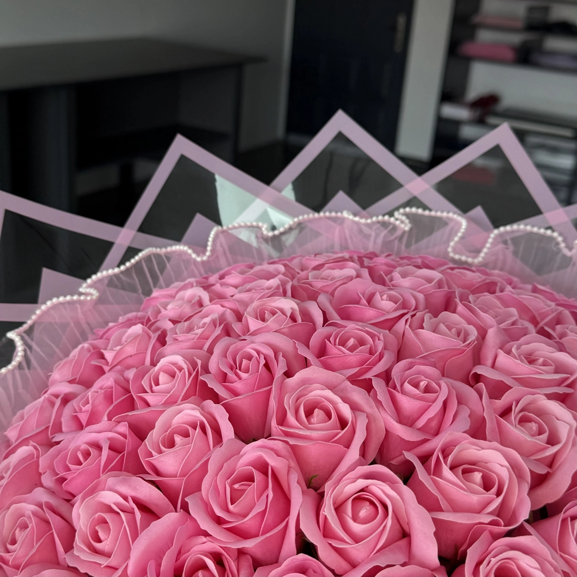 61'Li Neon Pembe Buket (İncili Tüllü)