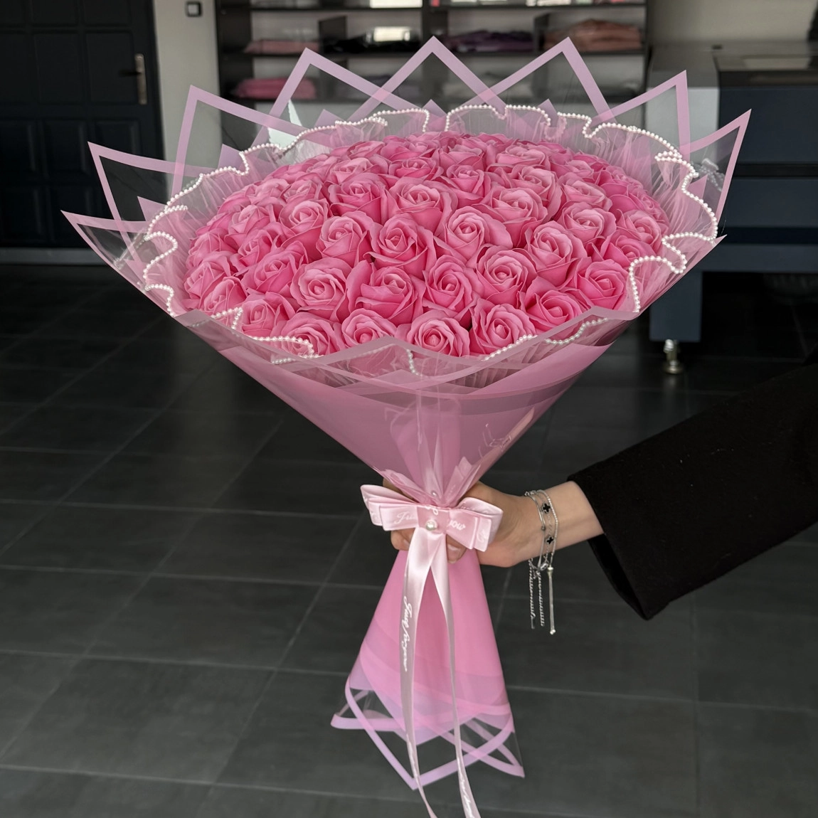 61'Li Neon Pembe Buket (İncili Tüllü)