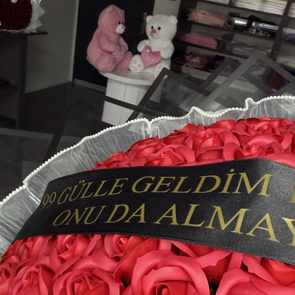 99'Lu Kırmızı (Yazılı Kurdela-İncili Tüllü)
