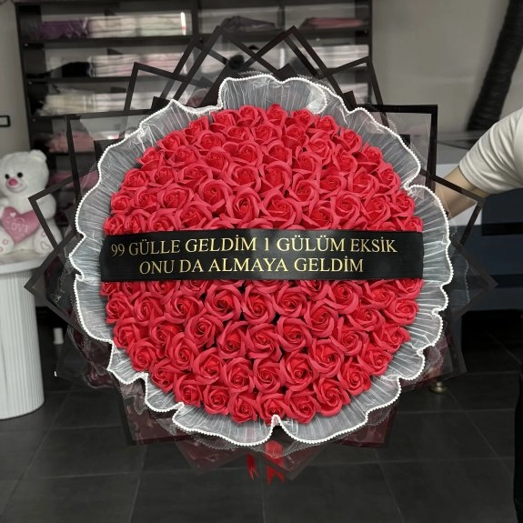 99'Lu Kırmızı (Yazılı Kurdela-İncili Tüllü)